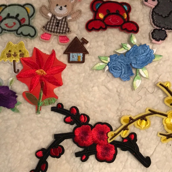 LARGE LOT OF 20-30 RANDOM STYLE IRON ON APPLIQUÉS - Picture 9 of 16